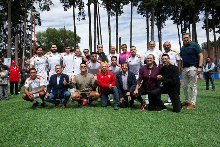Inauguran la cancha de futbol del Club Toluca